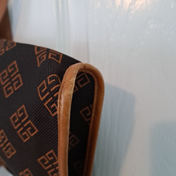 Sac Givenchy Vintage Signature Pattern Shoulder Bag. - Picture 8 of 11